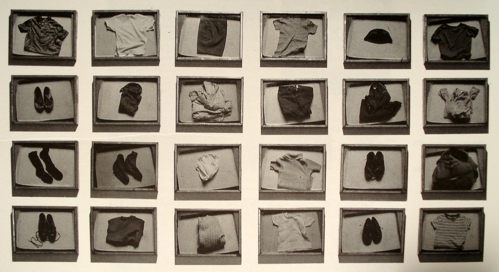 32    Christian Boltanski    Les Habits de François C    1972